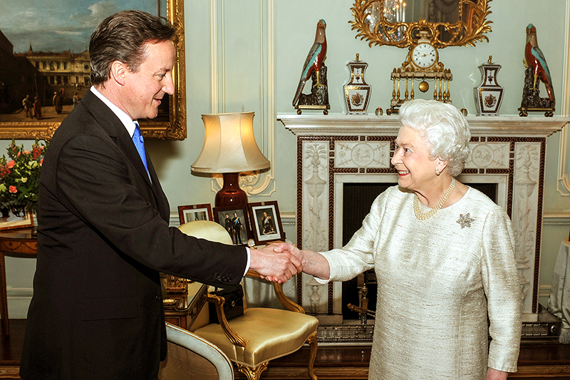 Дэвид Кэмерон и&nbsp;королева Великобритании Елизавета&nbsp;II, 2010 год
