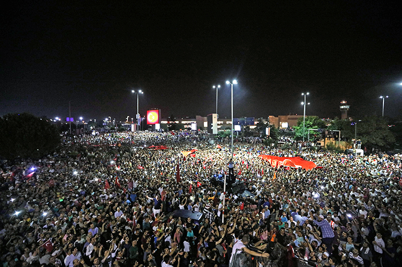Сторонники турецкого президента Реджепа Эрдогана в аэропорту&nbsp;имени Ататюрка, Стамбул


&nbsp;

