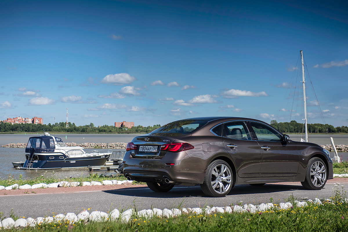 Прямой наследник. Тест-драйв Infiniti Q70 :: Autonews