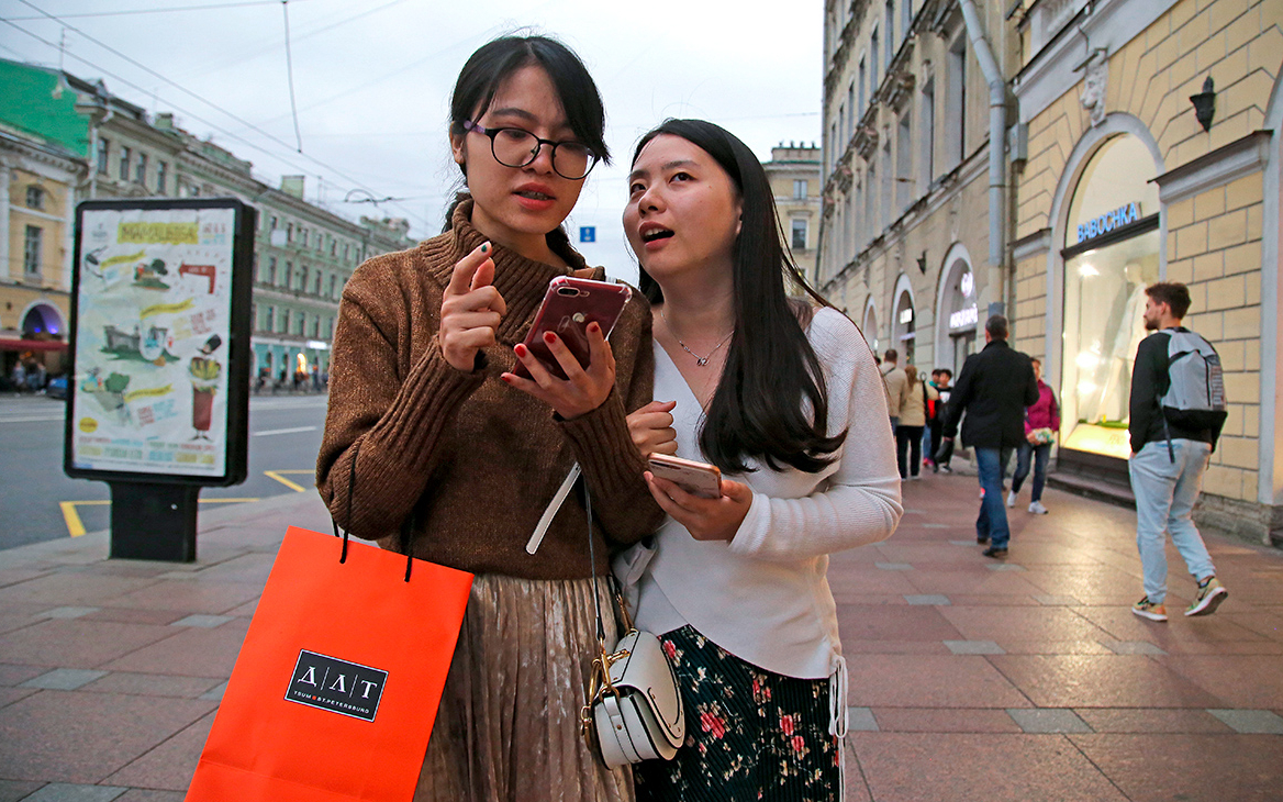 Почти половина интуристов потратили на шопинг в России больше €5 тыс.