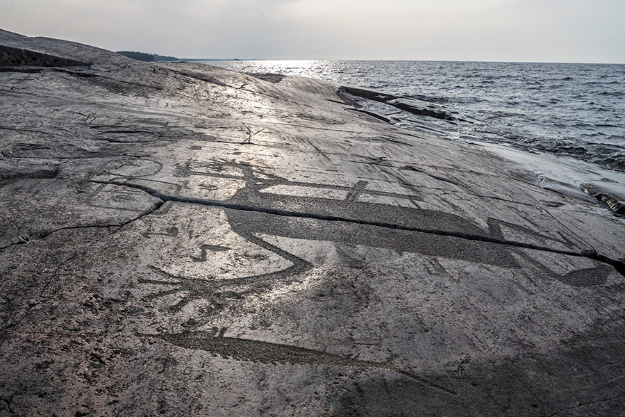 Петроглифы (выбитые или нанесенные краской изображения на камне) на побережье Онежского озера и Белого моря в районе мыса Бесов Нос в Карелии.