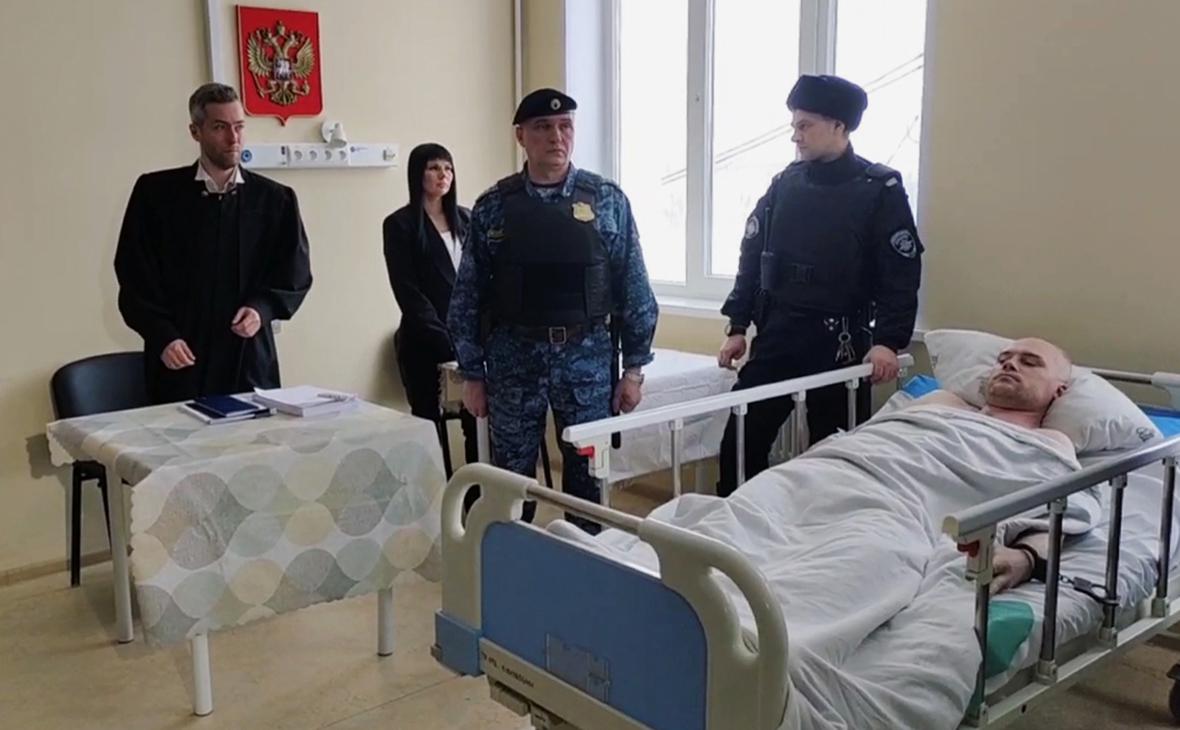 Мужчина, которого обвиняют в нападении на губернатора Мурманской области Андрея Чибиса, на выездном заседании суда по избранию меры пресечения, в Апатитско-Кировской центральной городской больнице