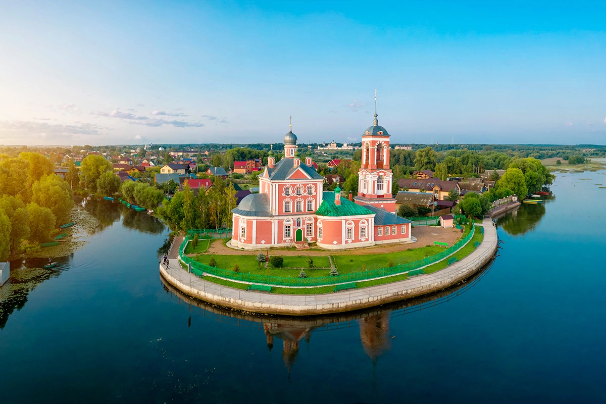 Церковь Сорока Мучеников на берегу Плещеева озера в городе Переславль-Залесский