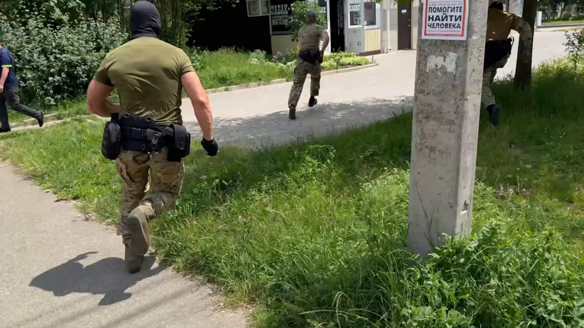 ФСБ ликвидировала сеть оружейных мастерских в регионах России. Видео