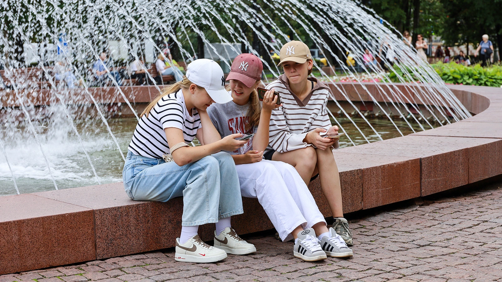 В России предложили сделать обязательными школьные sim-карты