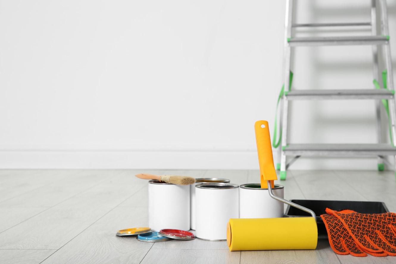 Для жилых комнат лучше всего выбирать водно-дисперсионные краски — они не пахнут, быстро сохнут, легко наносятся