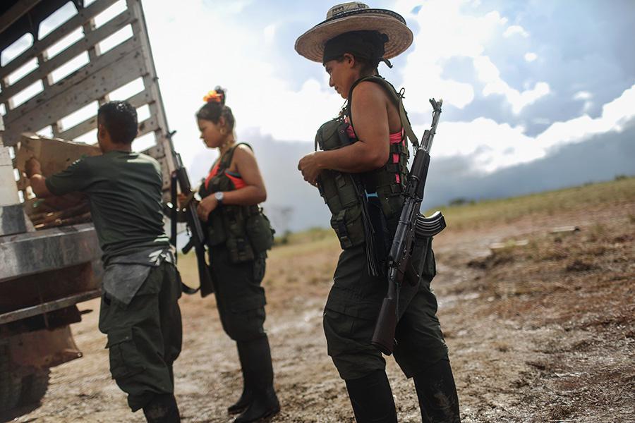Повстанцы ФАРК (Революционных вооружённых сил Колумбии) покидают свой лагерь на отдалённых равнинах Яри, Колумбия, 24 сентября 2016 года
