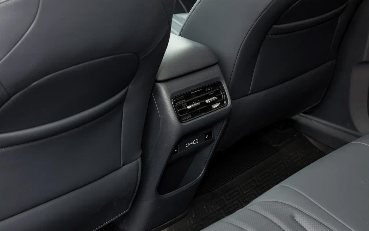 На втором ряду Geely EX5 EM-i есть раздельные решетки системы вентиляции, подогревы и два разъема USB — Type A и Type C