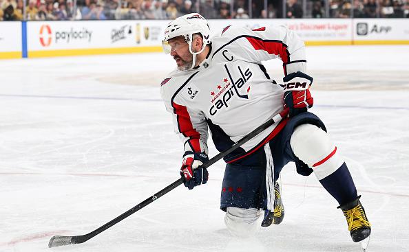 Овечкин на тренировке обменял шайбу на чипсы у юной болельщицы