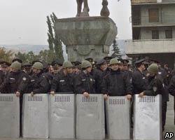 В центр Тбилиси стягиваются наряды полиции и спецназа
