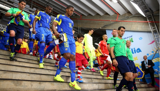 Команды выходят на поле "Национального стадиона имени Манэ Гарринчи". На первом плане капитан сборной Эквадора Антонио Валенсия. 15 июня, Бразилиа, Бразилия.