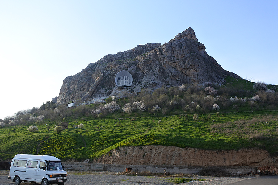 Главный объект культурного наследия Оша&nbsp;&mdash;&nbsp;священная гора Сулайман-Тоо, возвышающаяся посреди&nbsp;города. Это единственный объект Киргизии в&nbsp;списке ЮНЕСКО (с 2009 года).

На фото: музей на&nbsp;священной горе Сулайман-Тоо
