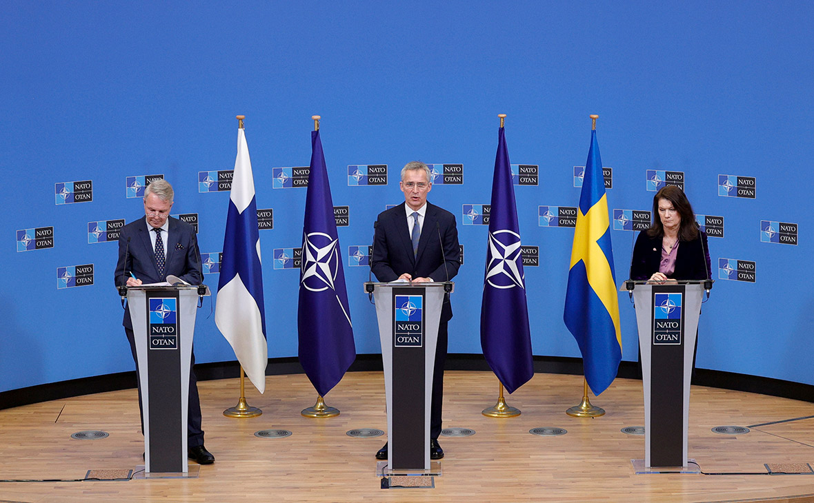 Министр иностранных дел Финляндии Пекка Хаависто, генеральный секретарь НАТО Йенс Столтенберг, министр иностранных дел Швеции Анн Линде (слева направо)