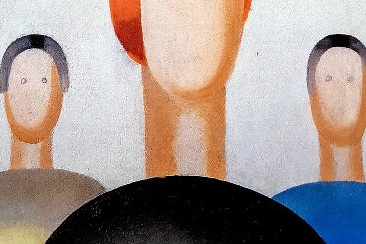 <p>&laquo;Три фигуры&raquo; Анны Лепорской с пририсованными шариковой ручкой глазами&nbsp;</p>
