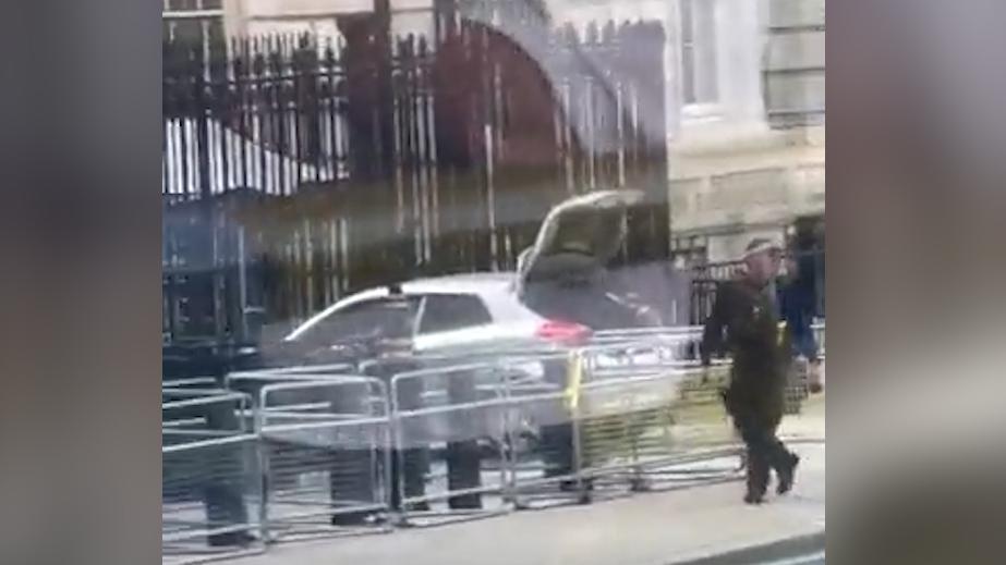 В ворота резиденции премьера Великобритании врезался автомобиль