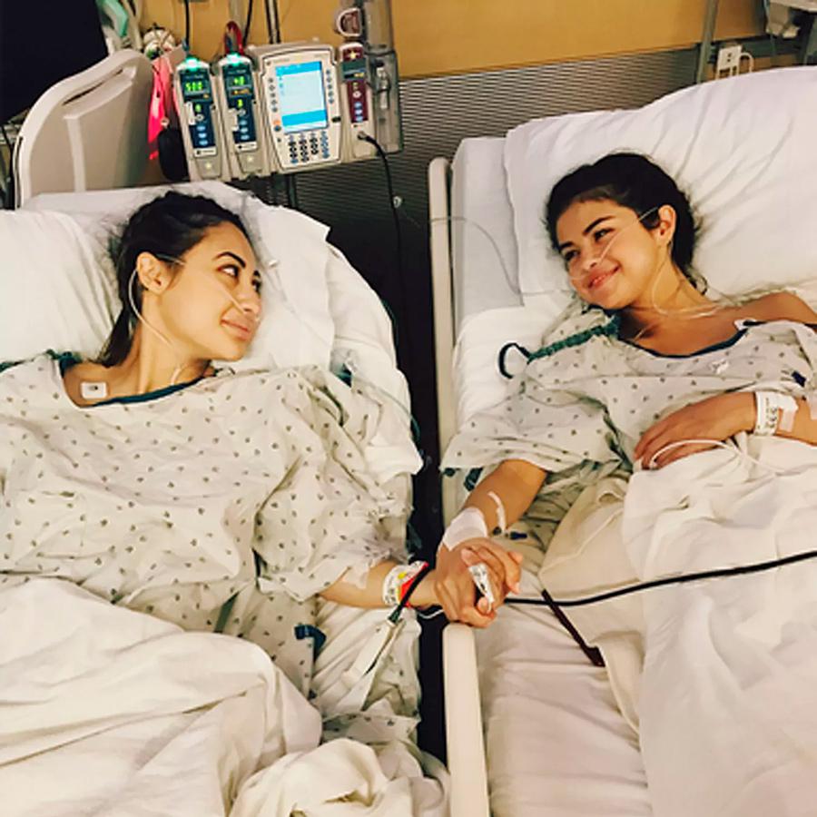 Селена Гомес и Франсия Райса после операции по пересадке почки, 2017 год