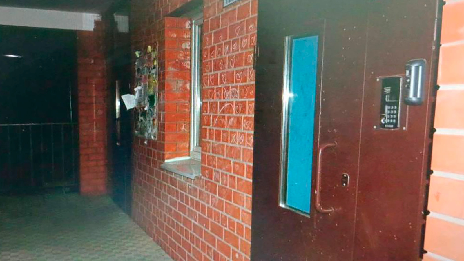 Подъезд многоквартирного дома, где нашли 15-летнего подростка без признаков жизни