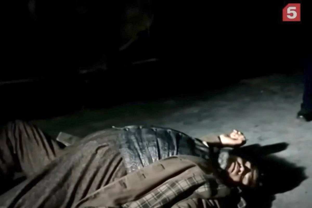 Тело умершего мистера Дреббера сначала находится на полу