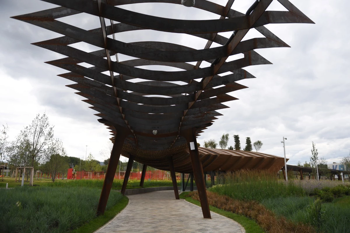 Пергола, представляющая собой одновременно беседку, смотровую площадку и прогулочную зону, на территории парка «Тюфелева роща» в Москве