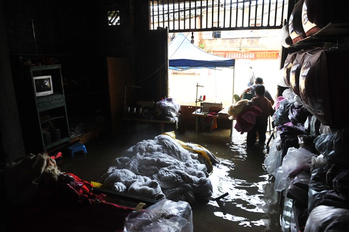 Последствия тайфуна "Хайян": мародеры, жажда и угроза эпидемии