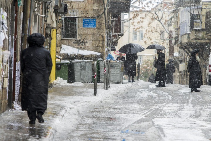Иерусалим под властью снежного шторма: дороги расчищает армия
