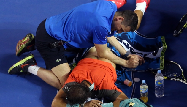 По ходу матча у Надаля возникли проблемы со спиной. Спортсмену потребовался медицинский перерыв. После массажа и консультации с врачами теннисист принял решение продолжить матч.