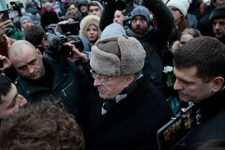 Лидер ЛДПР Владимир Жириновский посетил несогласованную акцию протеста сторонников оппозиционера Алексея Навального в Москве. Политик обратился к участникам акции и выступил против предложения Навального бойкотировать выборы.