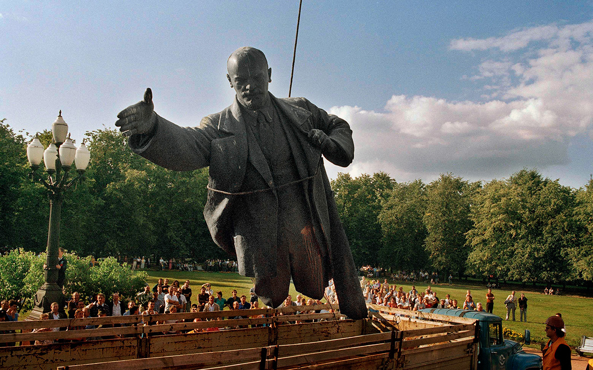 Как сносили памятники Ленину в столицах бывших республик СССР. Видео