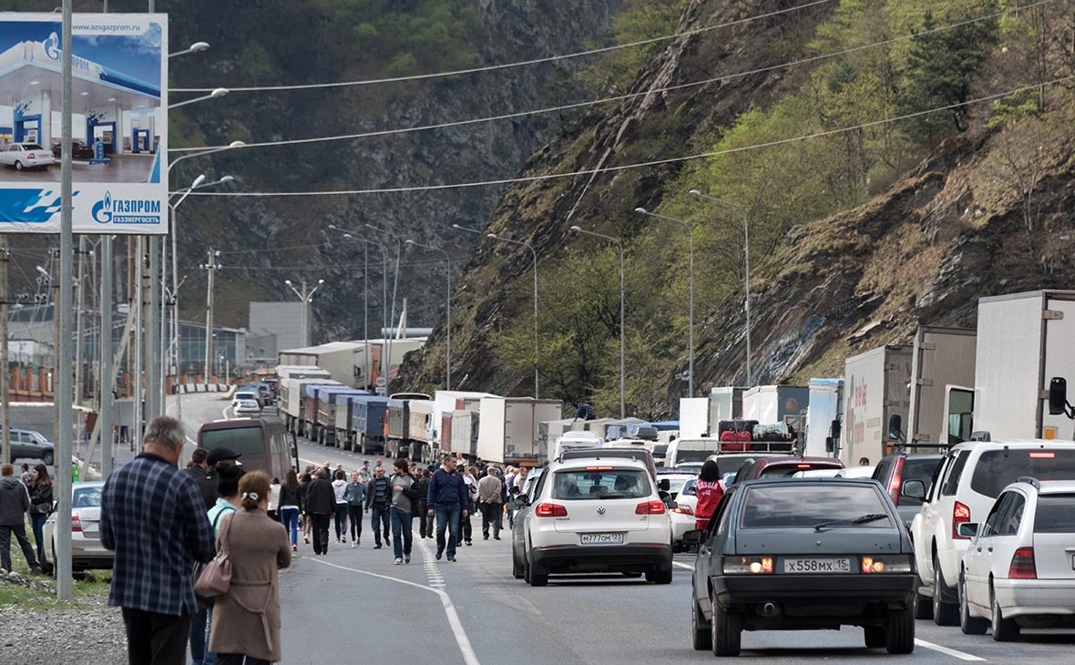 В ФСБ объяснили пробки на границе с Грузией большим потоком машин летом