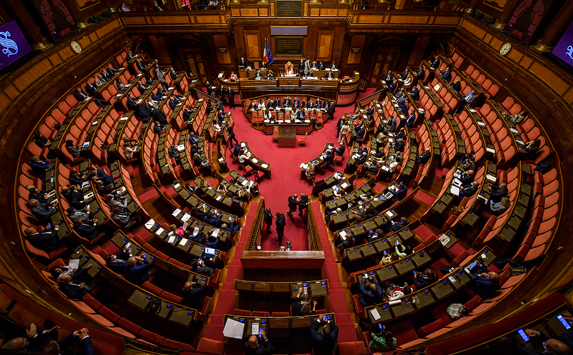 Итальянский Сенат во время выступления Марио Драги