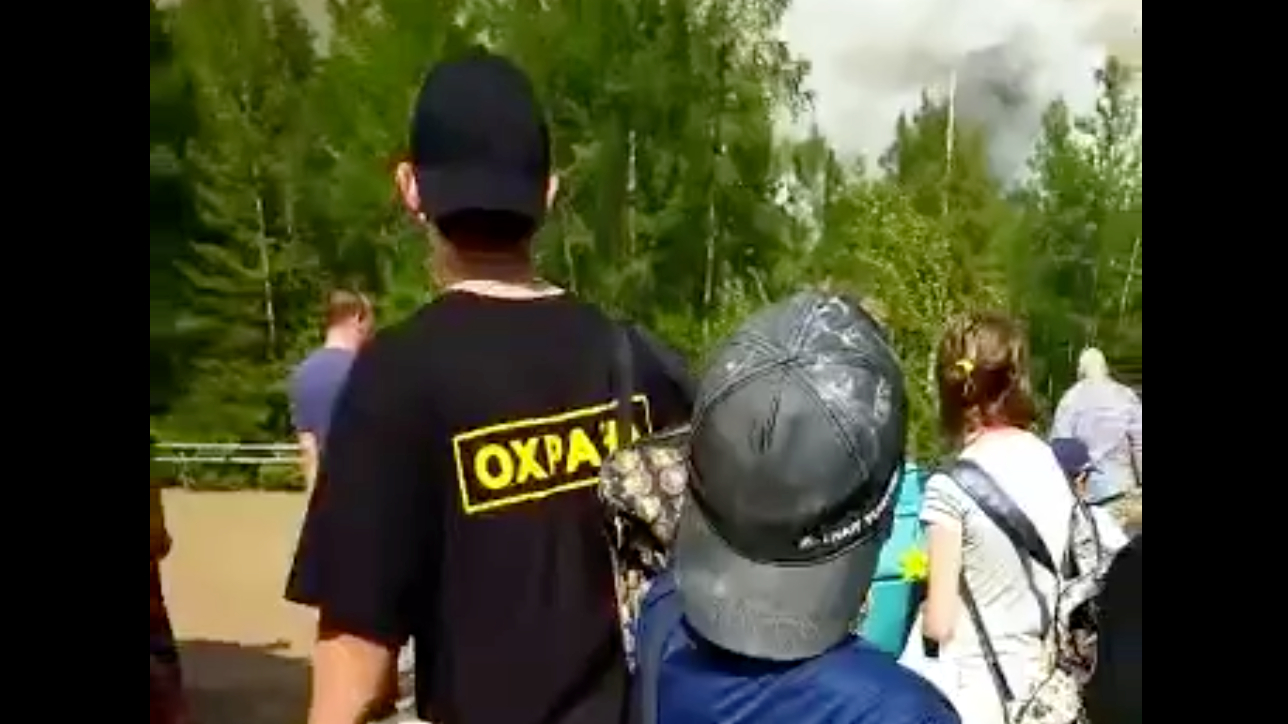Из-за пожара в лесу из детского лагеря в Якутии вывезли сотни человек