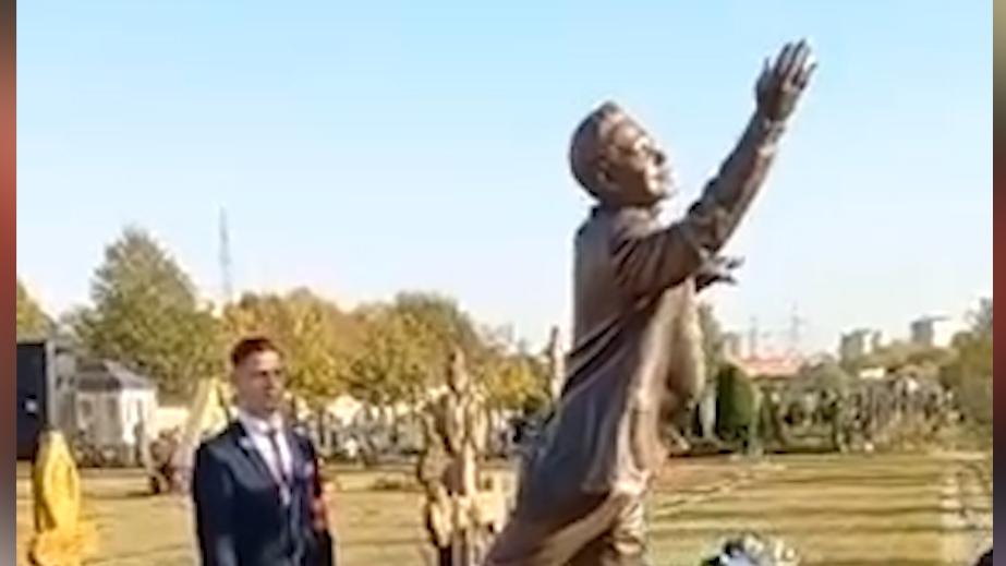 На Троекуровском кладбище открыли памятник Борису Моисееву