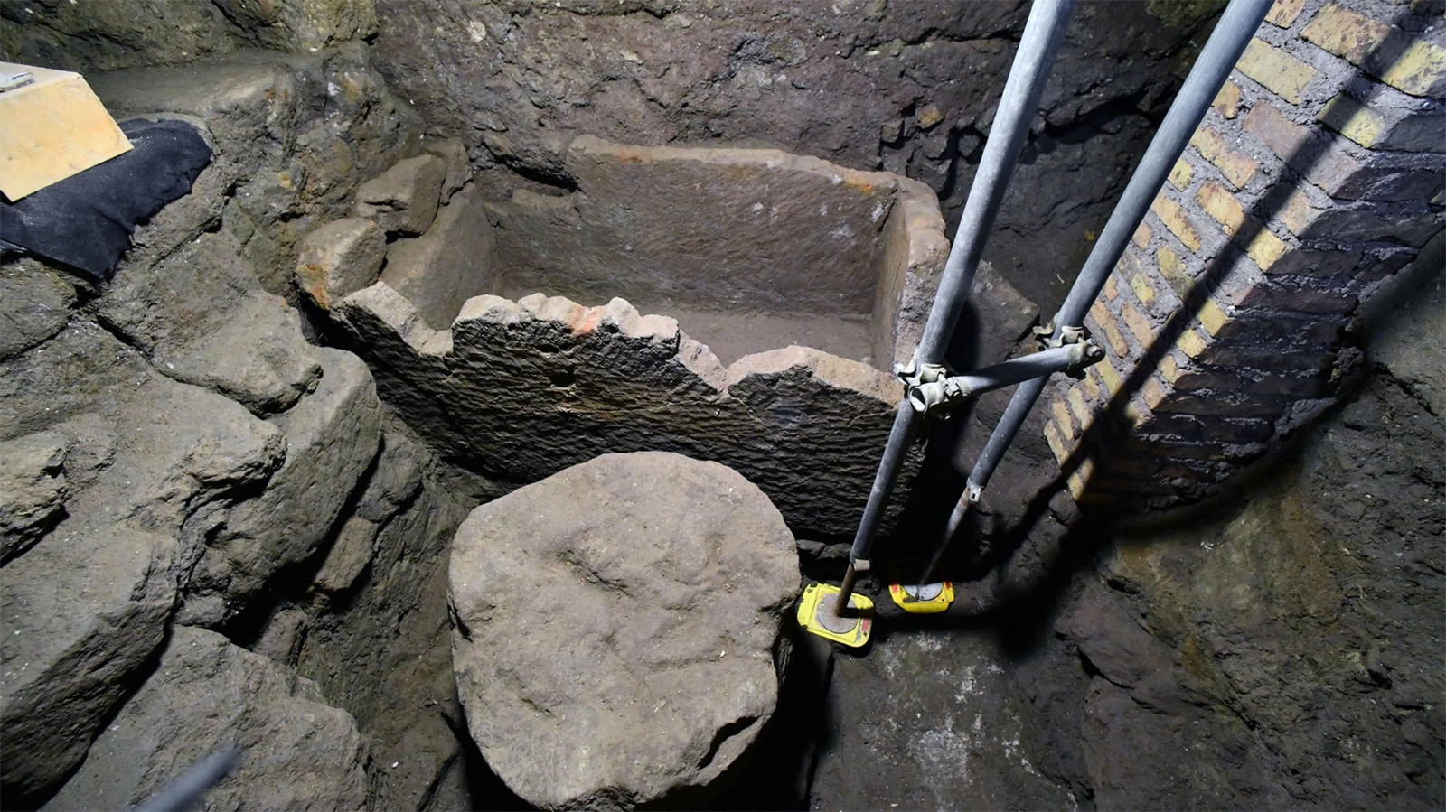 <p>В подземном храме был найден алтарь в честь Ромула и пустой саркофаг<br />
&nbsp;</p>