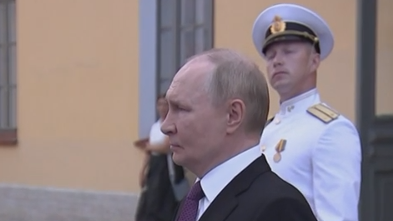 Путин в День ВМФ прибыл в Петербург