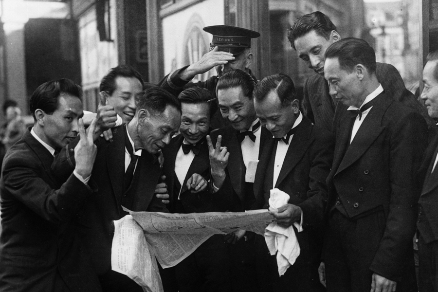 На фото: компания официантов-китайцев читает о капитуляции Японии в газете в лондонском Вест-Энде

Документ предписывал немедленное прекращение военных действий, безоговорочную капитуляцию всех японских вооруженных сил, освобождение военнопленных и интернированных лиц, а также полное подчинение японского правительства и командования Верховному командованию союзных держав.

В соответствии с условиями Потсдамской декларации, суверенитет Японии был ограничен основными островами архипелага. Курильские острова, в том числе&nbsp;Итуруп, Кунашир, Шикотан и Хабомаи переходили под юрисдикцию Советского Союза. Для контроля за выполнением условий капитуляции были созданы международные органы: Дальневосточная комиссия и Союзный совет для Японии.

