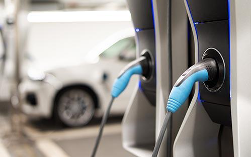 Жилинспекция пресекла обустройство зарядки электрокара на парковке в ЖК