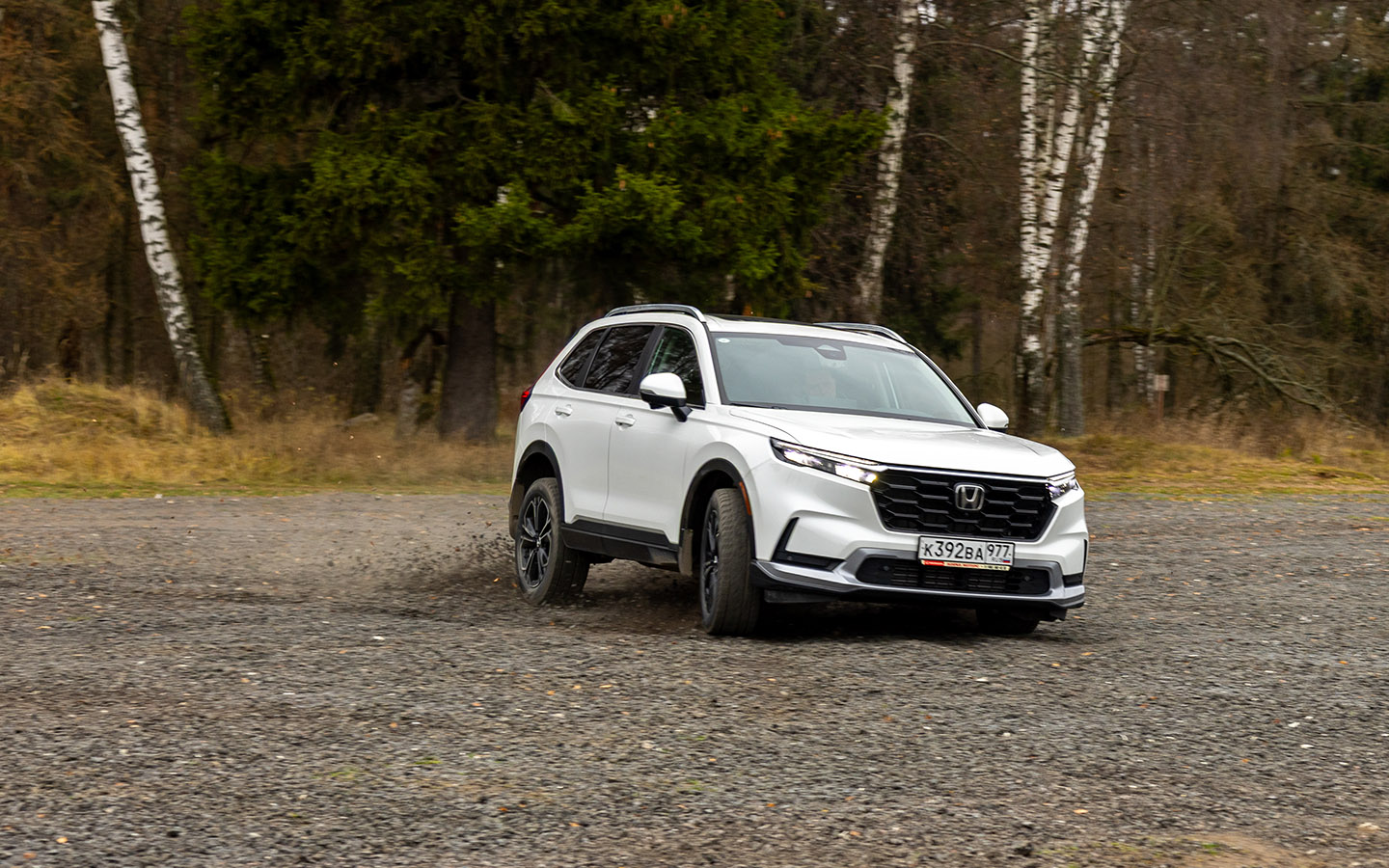 Легкое бездорожье &mdash; не проблема для Honda CR-V: все комплектации модели идут с полным приводом. Автомобиль легок&nbsp;и предсказуем в управлении&nbsp;