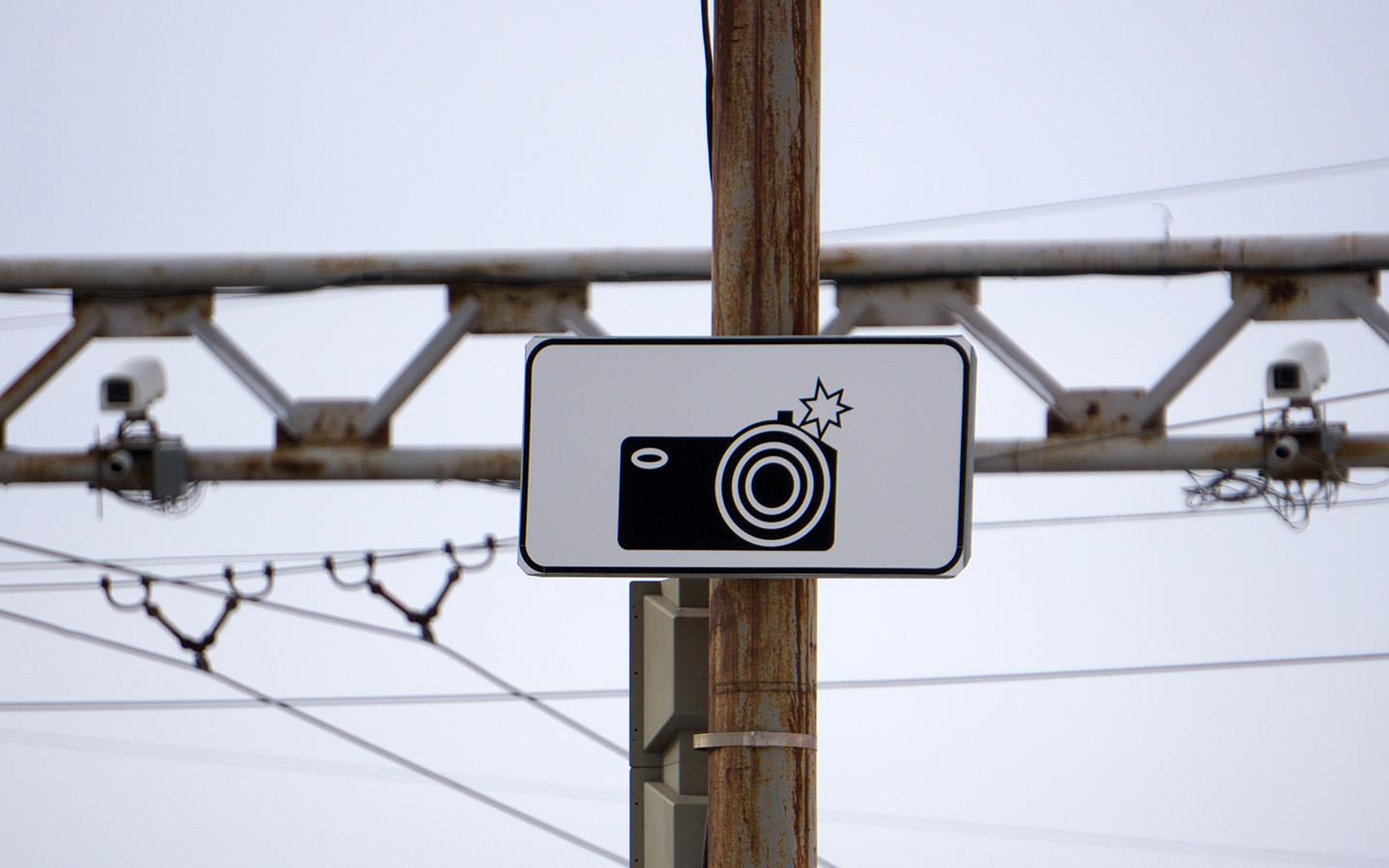 Сотни тысяч россиян не платили штрафы. Их машины оформлены на умерших