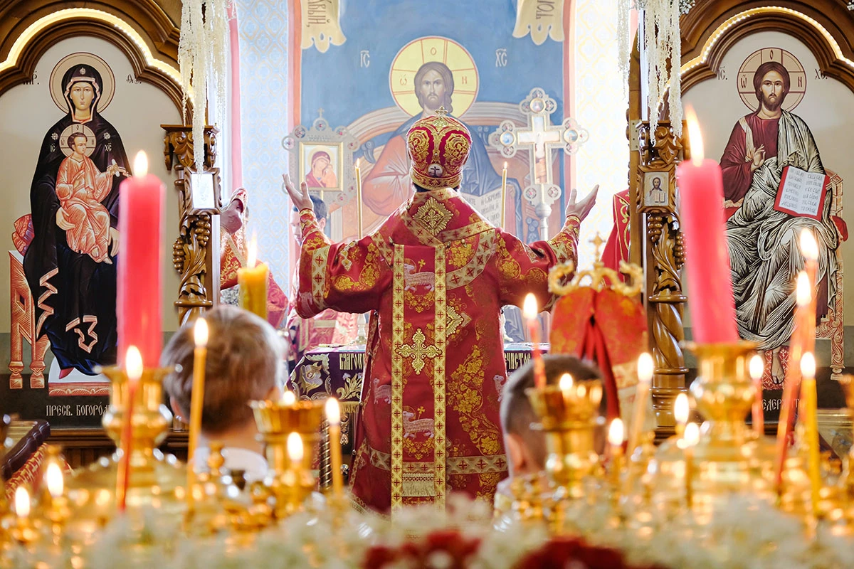 В день памяти святых Петра и Павла в храмах проходят праздничные службы