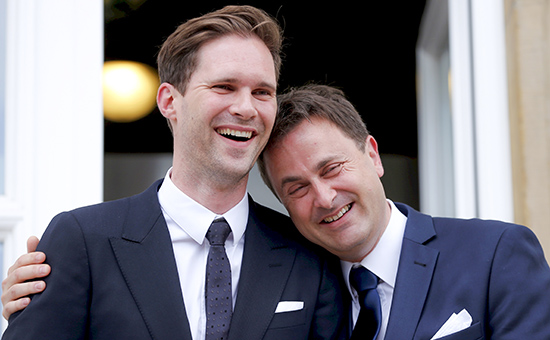 Премьер-министр Люксембурга Ксавье Беттель (справа) и архитектор Готье Дестне после своей свадебной церемонии в мэрии Люксембурга
