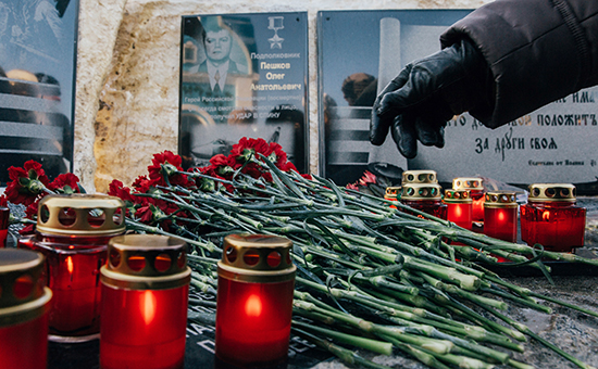 Мемориальная доска в&nbsp;память о&nbsp;погибшем в&nbsp;Сирии командире бомбардировщика Су-24 Олеге Пешкове, установленная на&nbsp;памятнике воинской славы возле&nbsp;села Возжаевка


