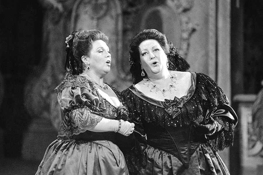 В 1965 году заменила в нью-йоркском Карнеги-холле внезапно заболевшую Мэрилин Хорн (на фото слева), исполнив известную своей сложностью главную партию в опере &laquo;Лукреция Борджиа&raquo; Гаэтано Доницетти. Выступление принесло Кабалье международное признание. Американская меццо-сопрано на следующий день позвонила Кабалье с поздравлениями: &laquo;Вы спели и показали такую Лукрецию, которую я&nbsp;бы не спела никогда!&raquo;

