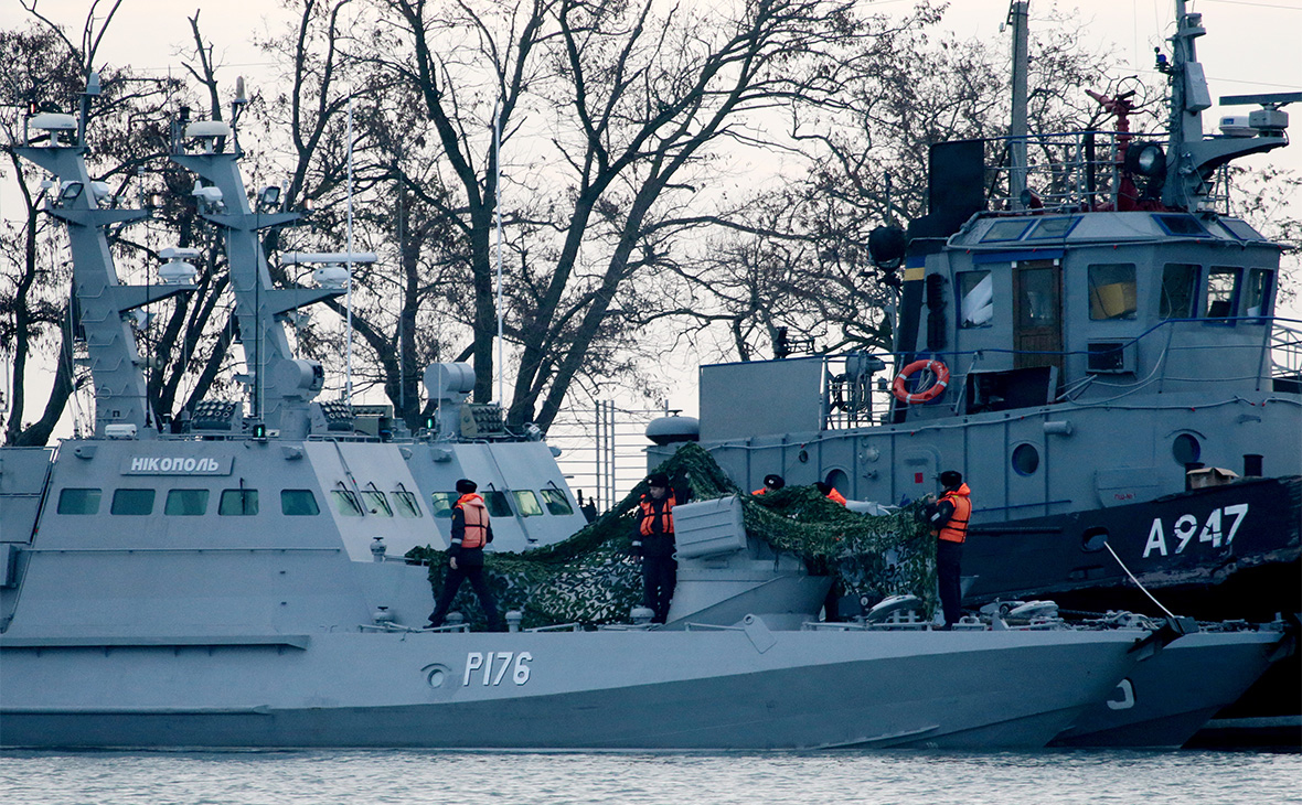 Три корабля ВМС Украины, отбуксированные в порт Керчи