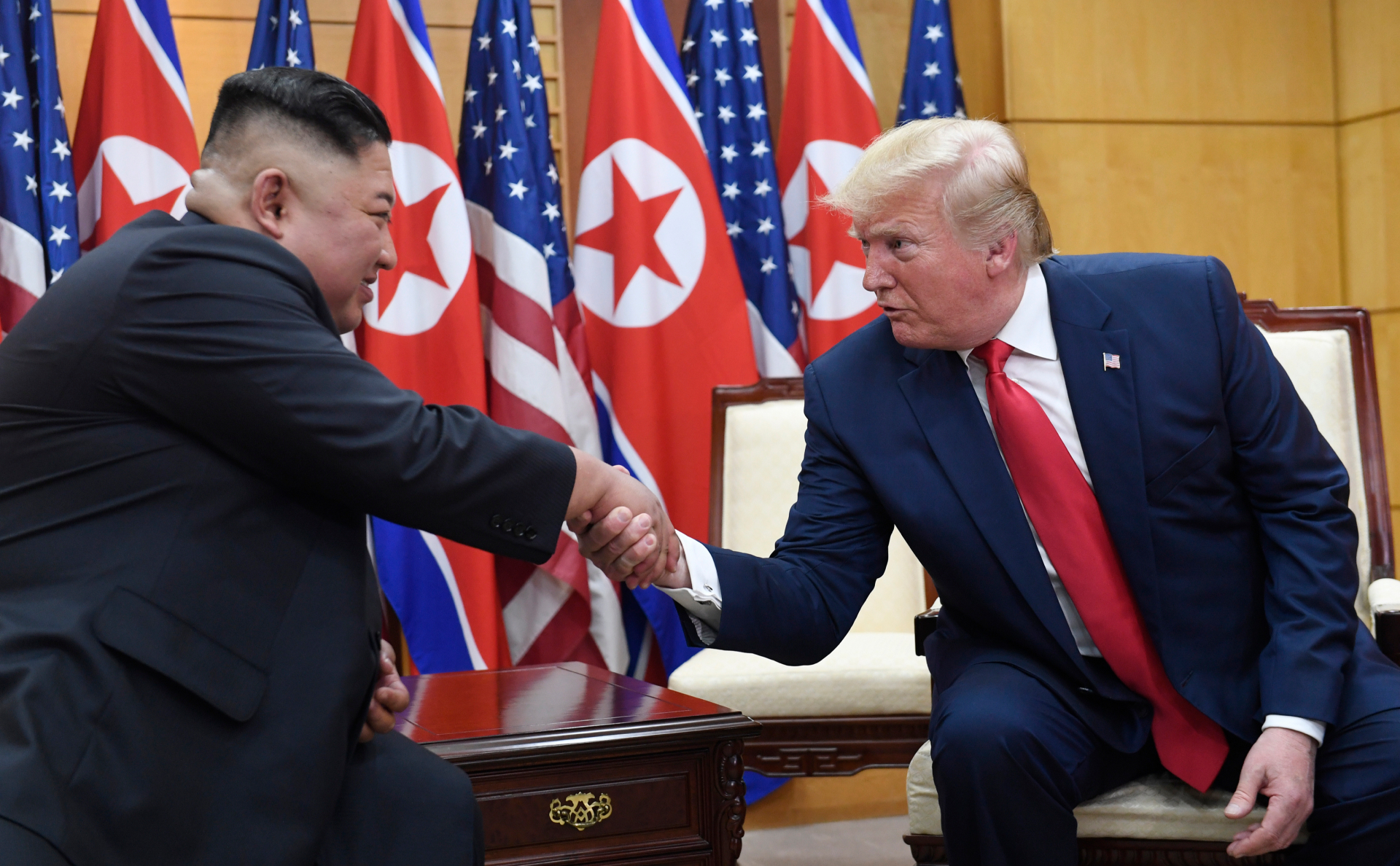 Ким Чен Ын (слева) и Дональд Трамп (справа)
