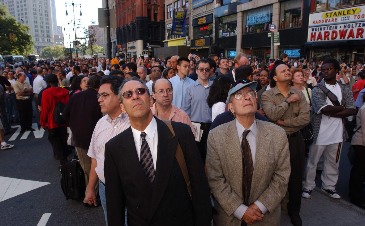 Жители Нью-Йорка наблюдают за последствиями теракта 11 сентября 2001 года