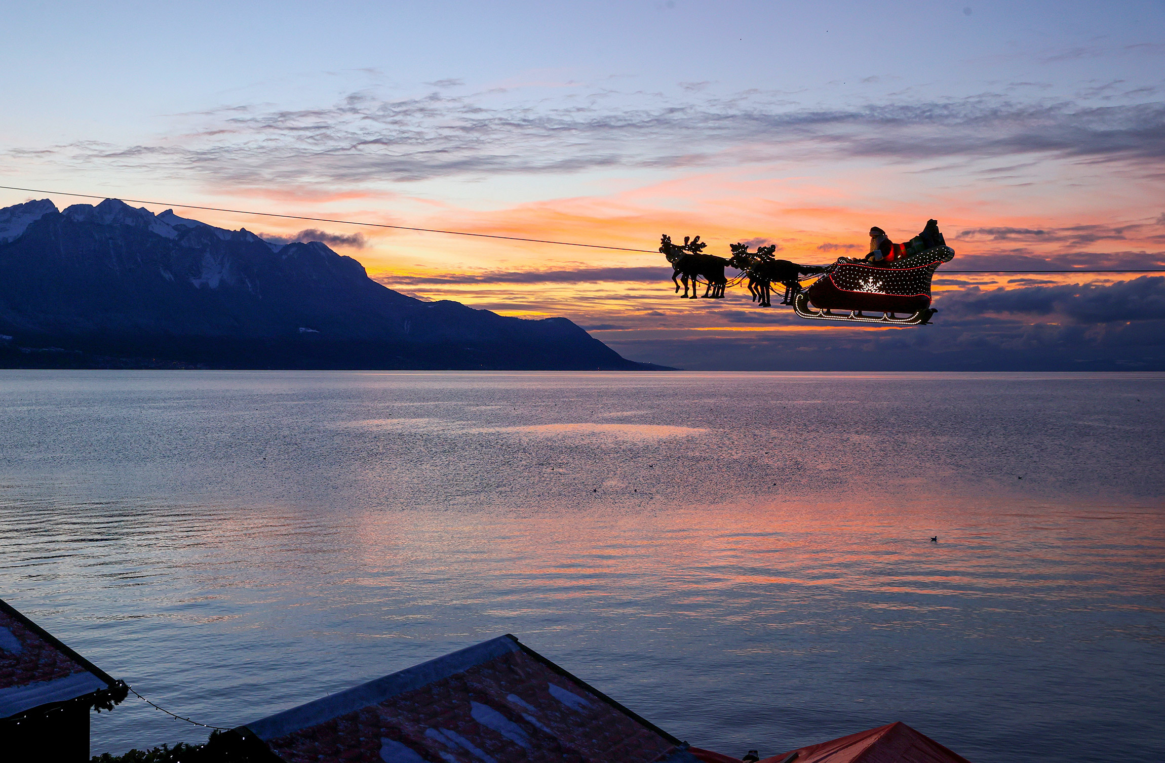 Сани святого Николая над Женевским&nbsp;озером.&nbsp;Рождественская&nbsp;ярмарка&nbsp;в Монтрё, Швейцария