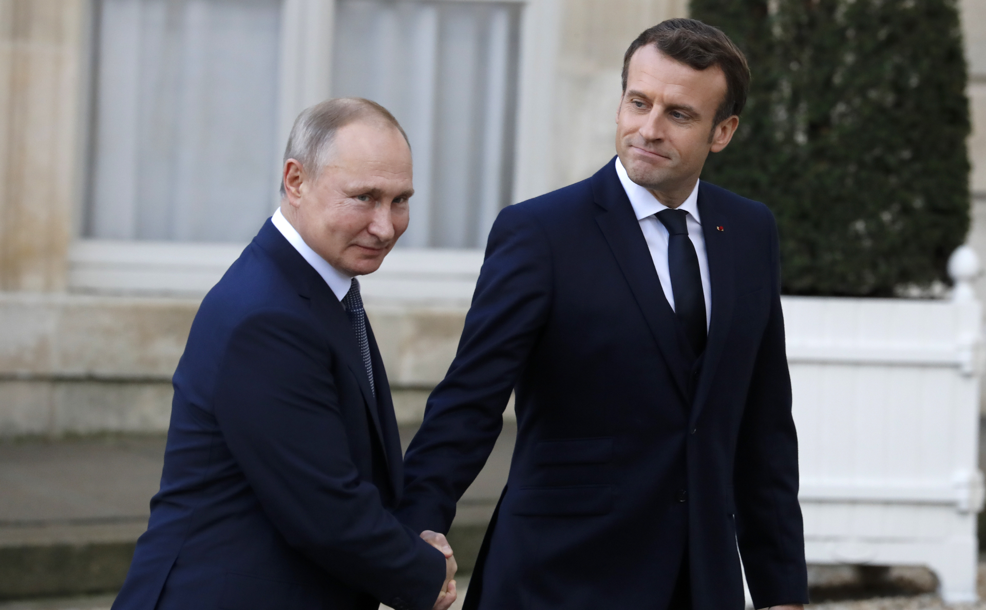 Kreml: “Putinlə Makron əlaqə saxlamağa davam edirlər”