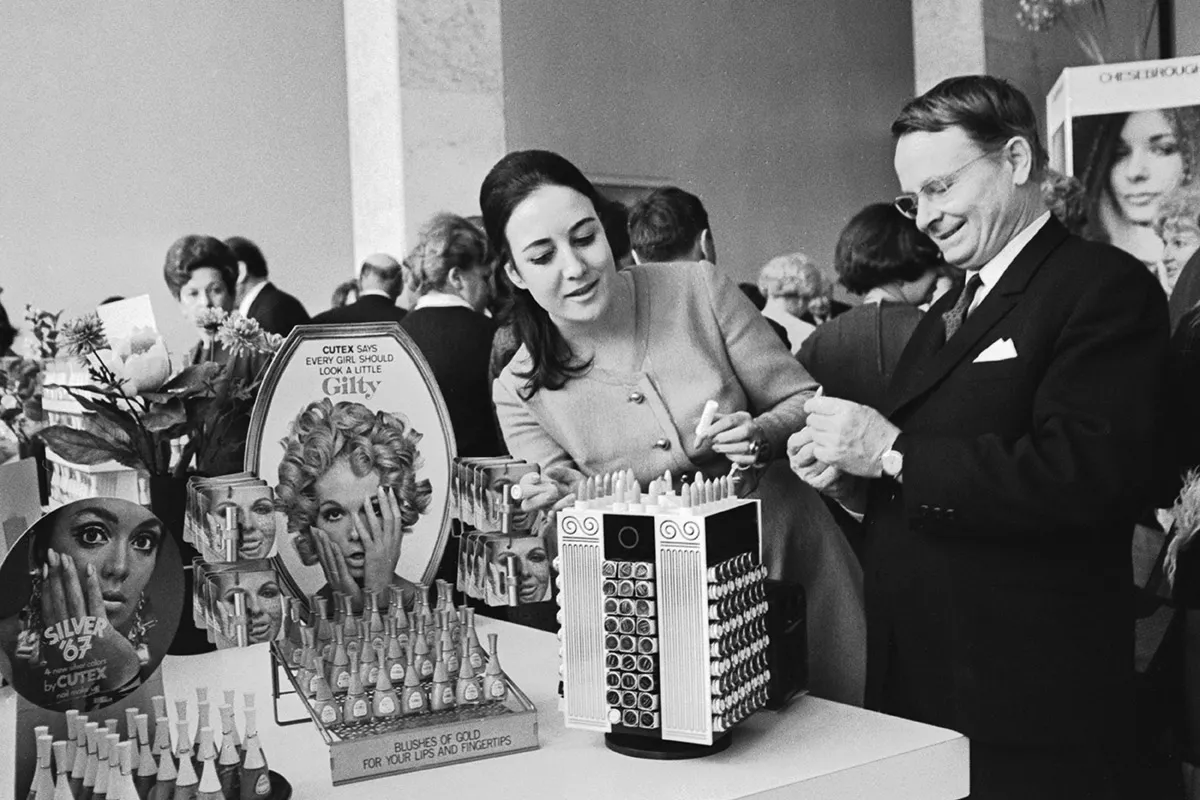 <p>Перед тем&nbsp;как официально попасть на прилавки, импортная косметика, как и другие товары, экспонировалась на торговых выставках, где с производителями знакомились дистрибьюторы. На фото&nbsp;&mdash; швейцарская выставка косметических товаров фирмы &laquo;Чизеброу-Пондс&raquo; в гостинице &laquo;Россия&raquo; в 1969 году&nbsp;</p>