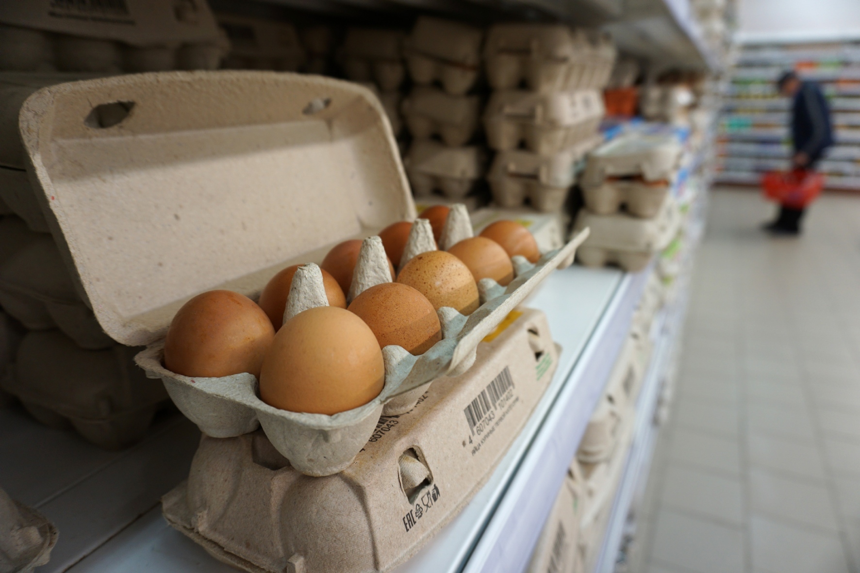 Цены на яйца в странах. Десяток яиц. Яйца производители. Рост цен на яйца. Дорогие яйца в магазине.