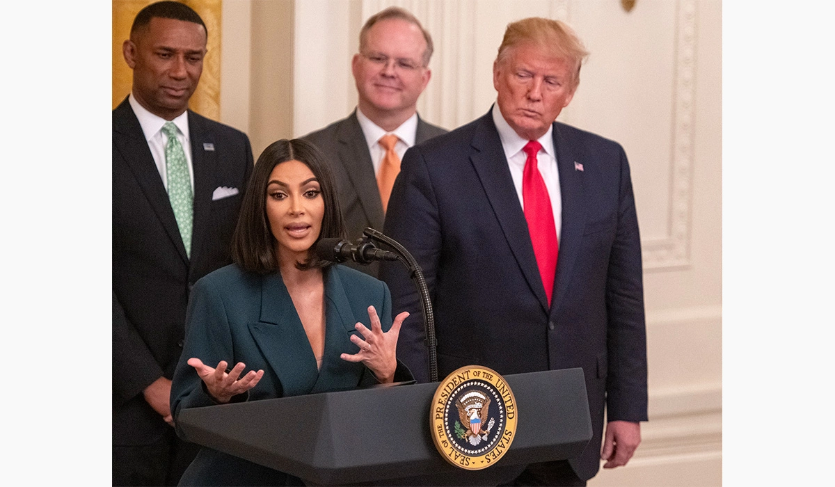 <p>45-й президент США Дональд Трамп слушает выступление Ким Кардашьян в Белом доме (Вашингтон, 2019)</p>